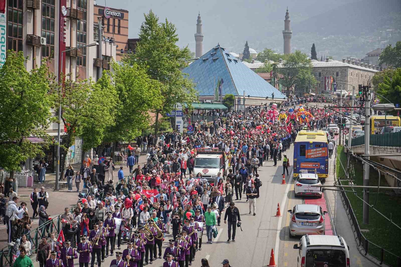 23-nisanda-binlerce-cocuk-ellerinde-bayraklarla-yurudu-0-jpg