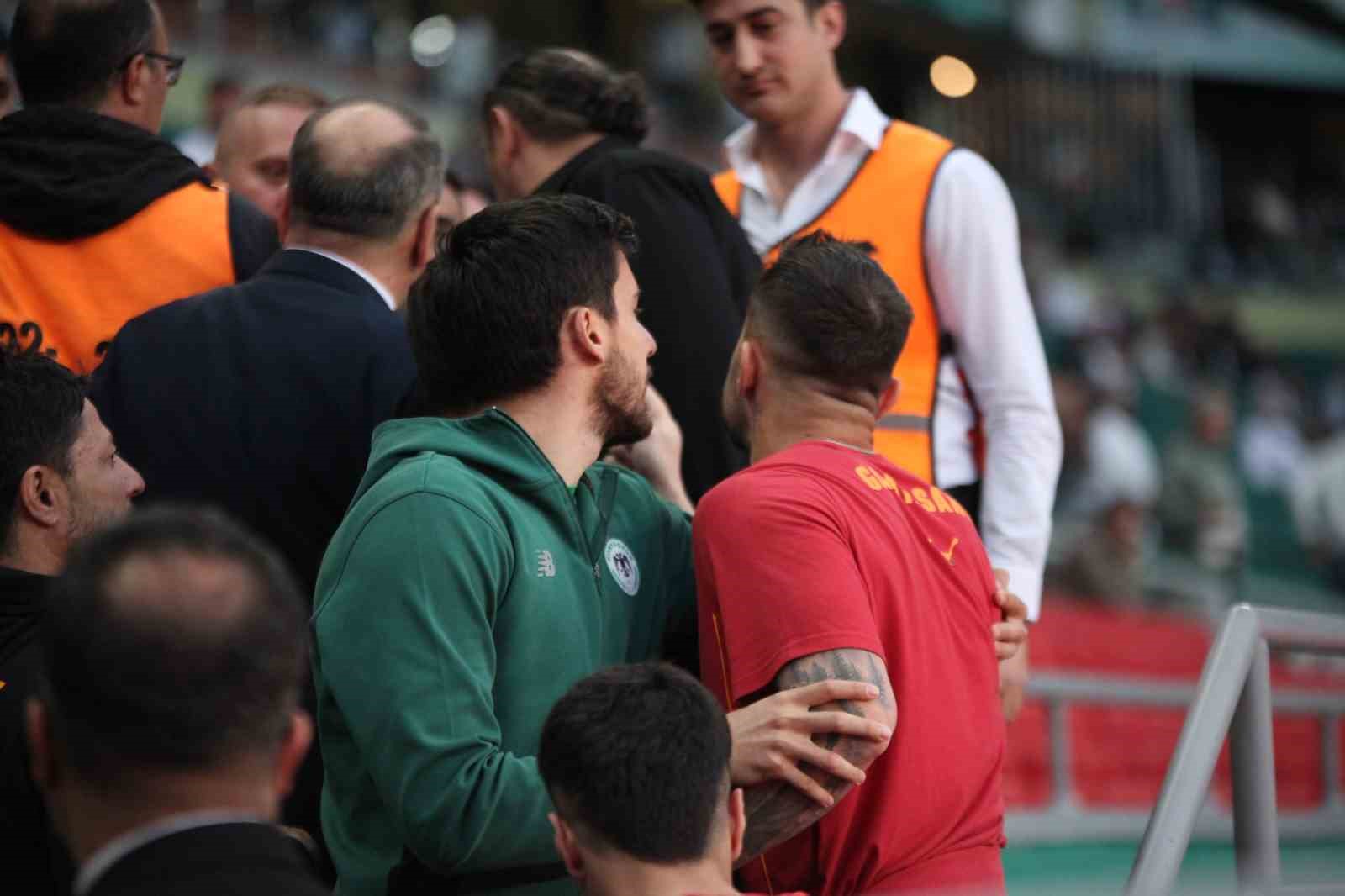 abdulkerim-bardakci-mac-oncesi-konyasporlu-taraftarlarla-tartisti-0-jpg