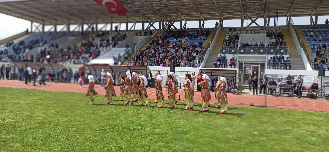 devrekte-23-nisan-cocuk-bayraminda-minik-ayla-folklor-grubuna-eslik-etti-0-jpg