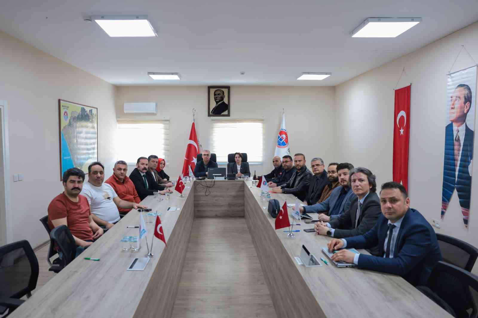maltepe-belediye-baskani-koymen-deprem-sonrasi-maltepe-afet-ve-acil-durum-yonetim-merkezine-geldi-0-jpg