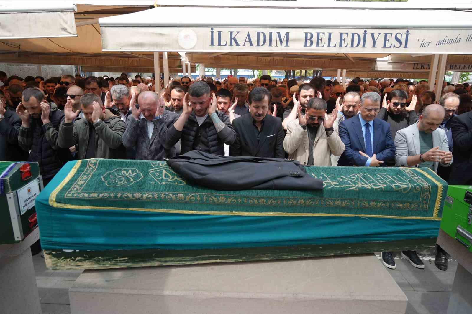 ablasini-kacirdigi-kuzeni-tarafindan-oldurulen-gencin-tabutunun-uzerine-damatligi-konuldu