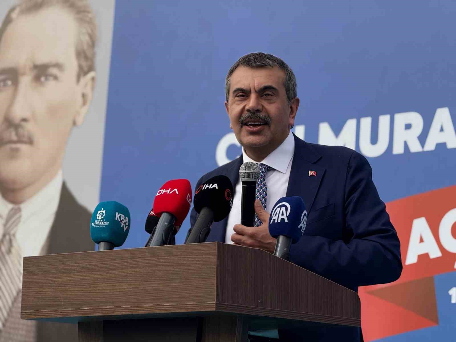 bakan-tekin-okulumuzun-14-15-donum-arazi-icerisinde-10-metrekare-payi-oldugu-icin-dava-acan-belediye-baskanlari-var