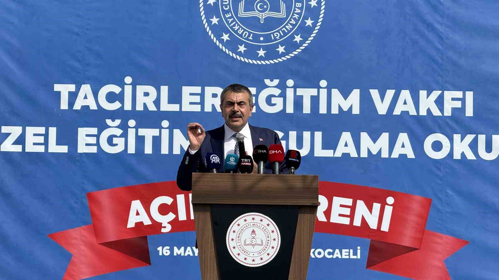 bakan-tekin-turkiye-neredeyse-tum-dersliklerinde-akilli-tahta-bulunduran-dunyadaki-tek-ulke-konumunda