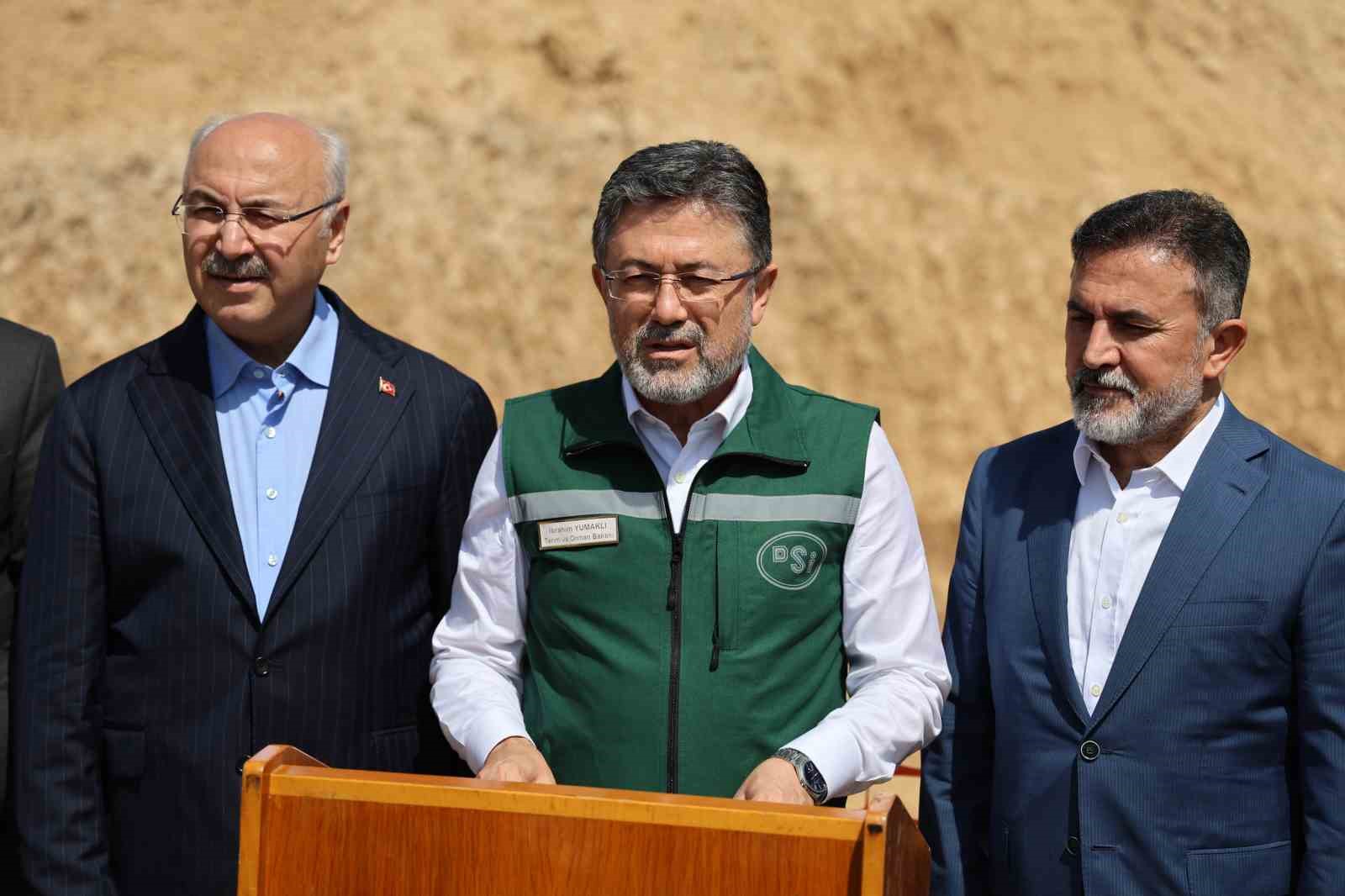 bakan-yumakli-yapay-zeka-sulama-sistemlerine-de-entegre-oldu
