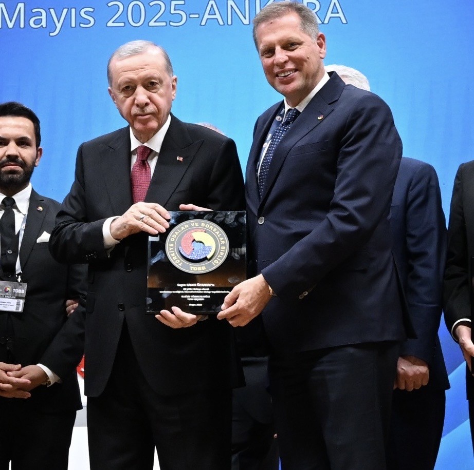 baskan-ozkasap-hizmet-seref-belgesini-cumhurbaskani-erdoganin-elinden-aldi