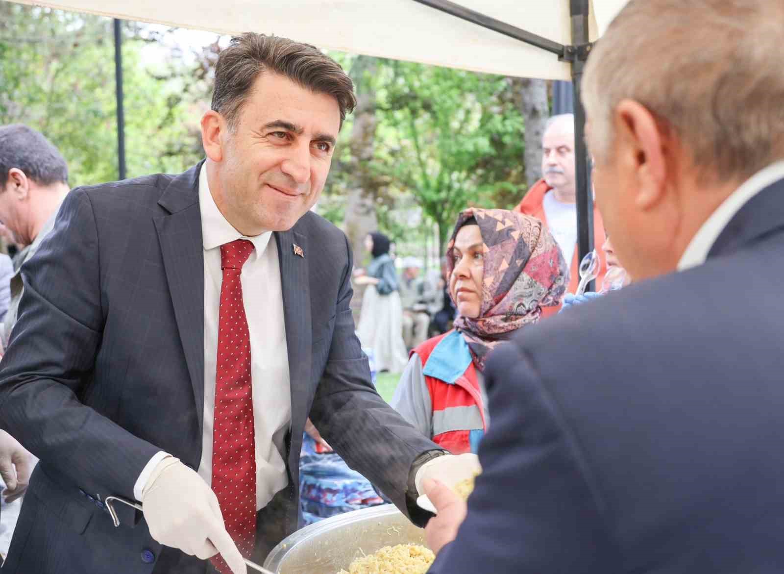 bilecik-valisi-sefik-aygolden-geleneksel-cuma-pilavi-ikrami