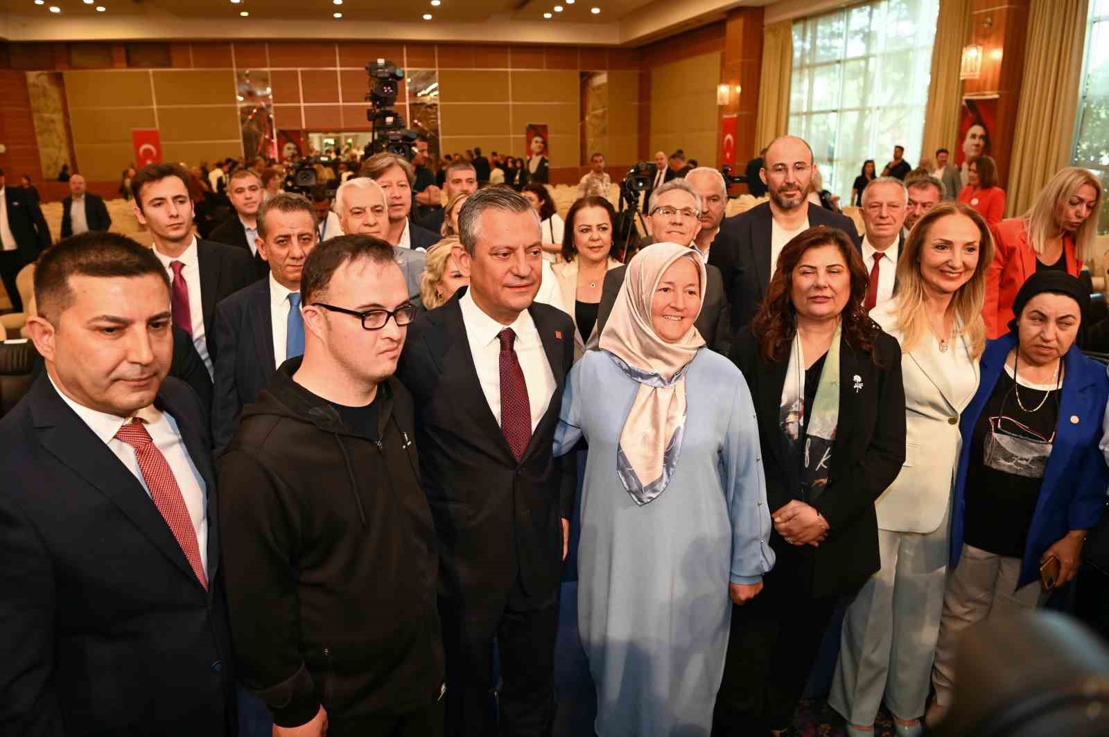 chp-genel-baskani-ozel-kusadasinda-otizmli-bireyler-ve-aileleri-ile-bulustu