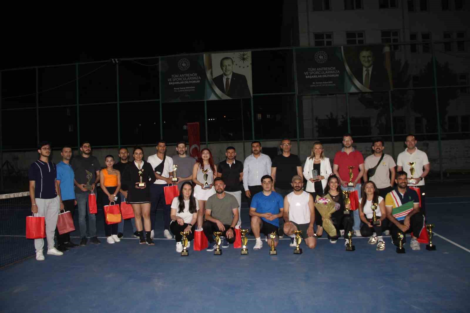 cizrede-ilk-geleneksel-kort-tenis-heyecani-yasandi