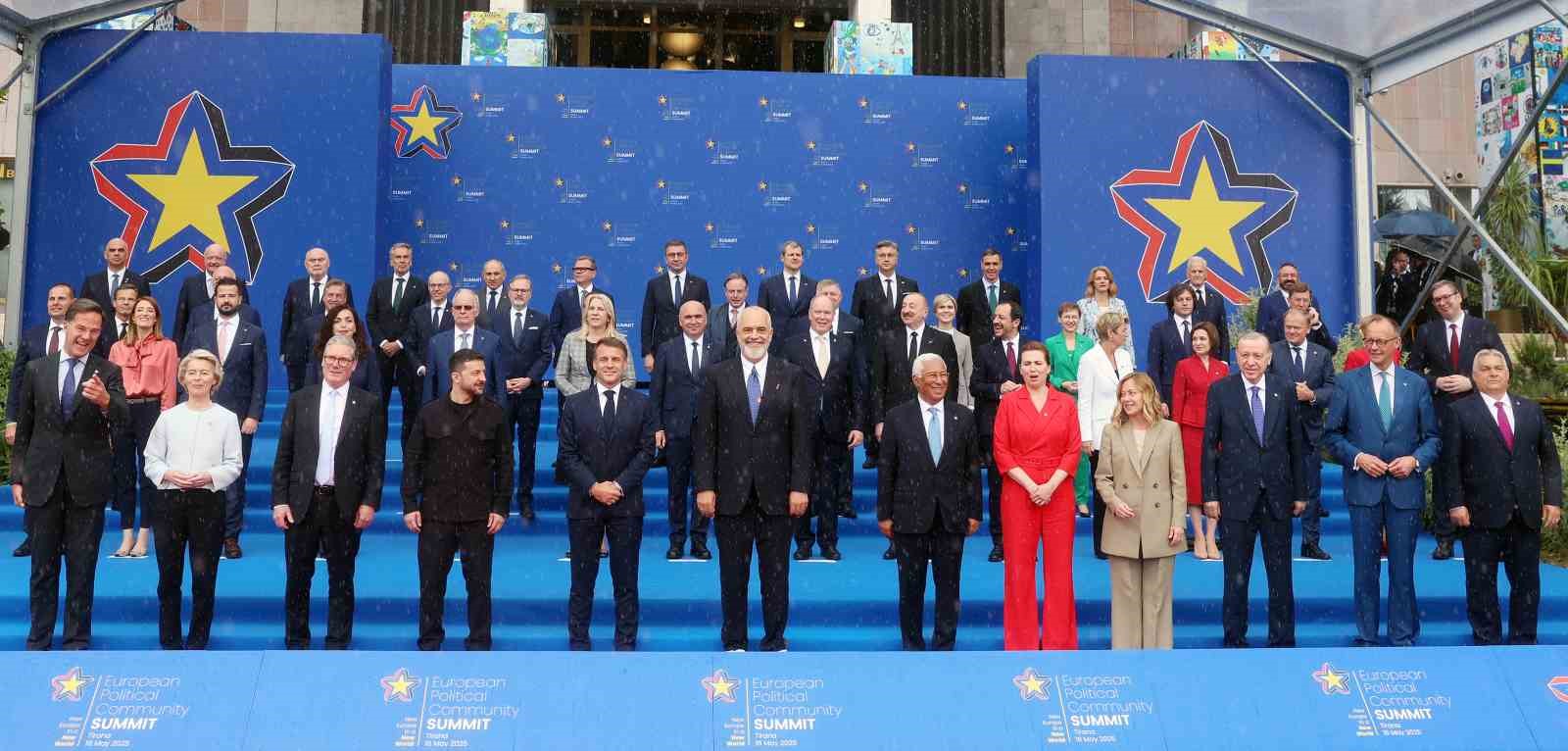 cumhurbaskani-erdogan-avrupa-siyasi-toplulugu-zirvesinde-aile-fotografina-katildi