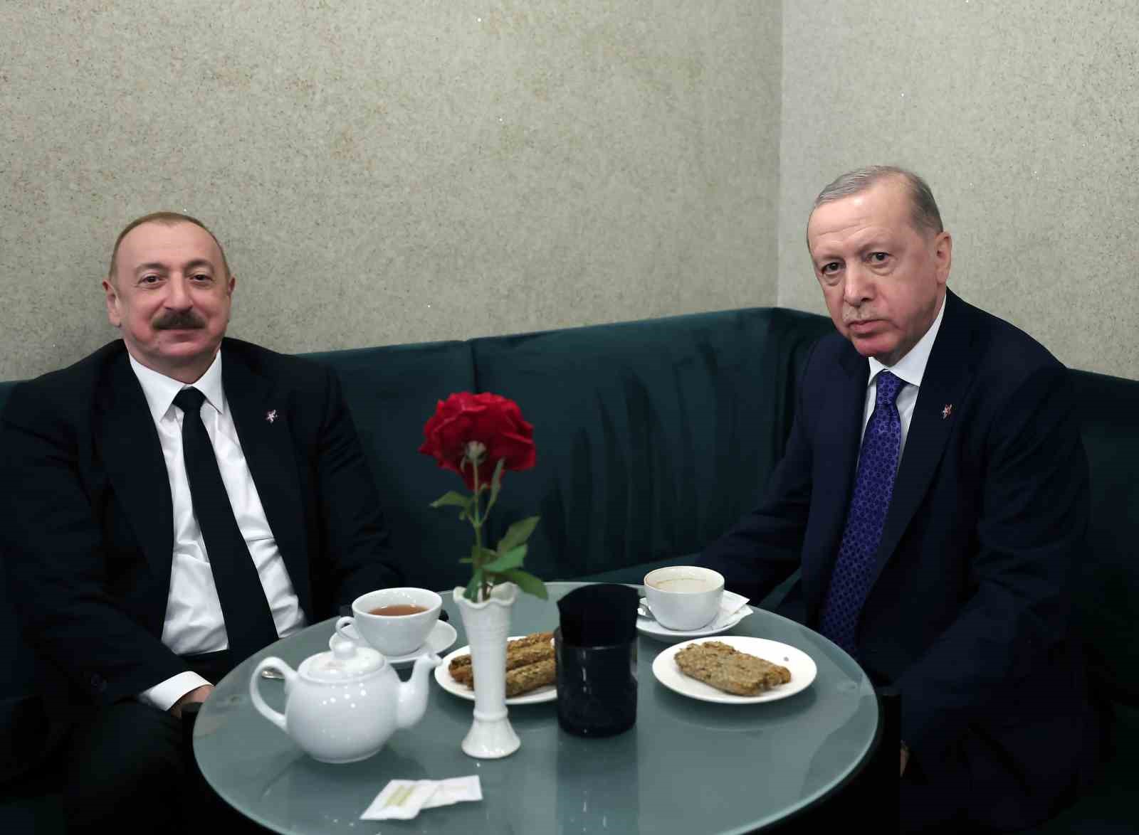 cumhurbaskani-erdogan-ve-aliyev-tiranda-cay-icerek-sohbet-etti