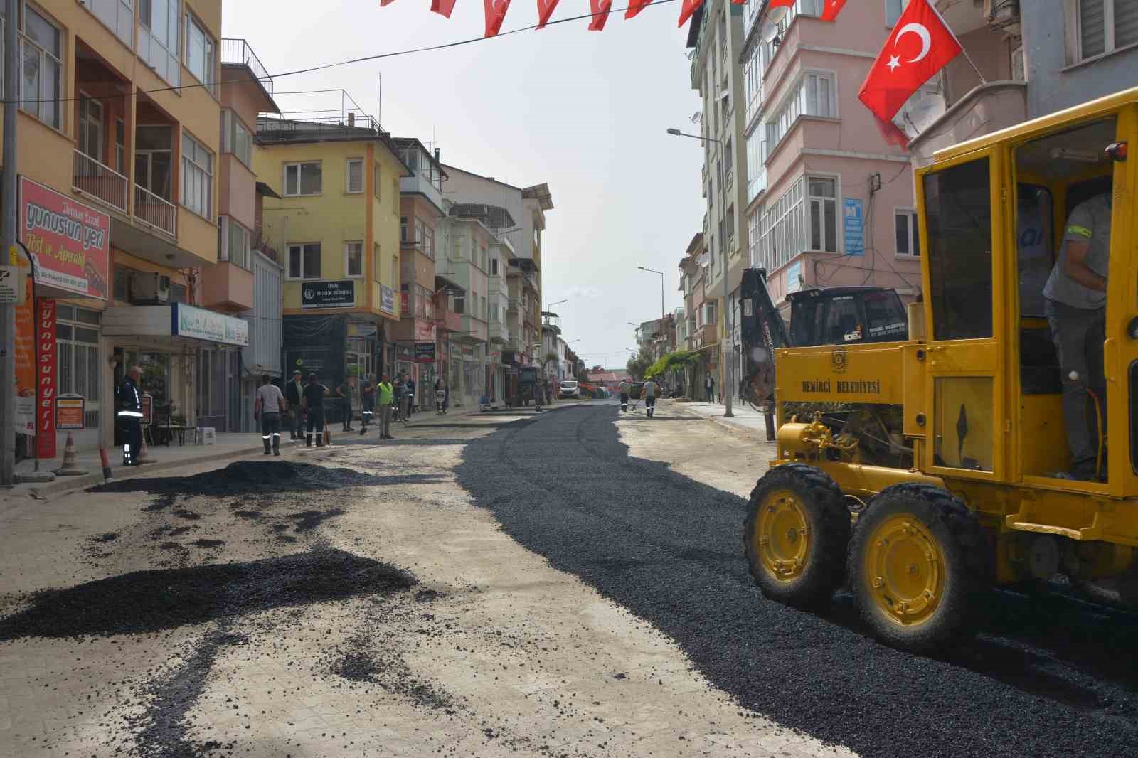 demircide-ana-arterlere-sicak-asfalt-yapiliyor
