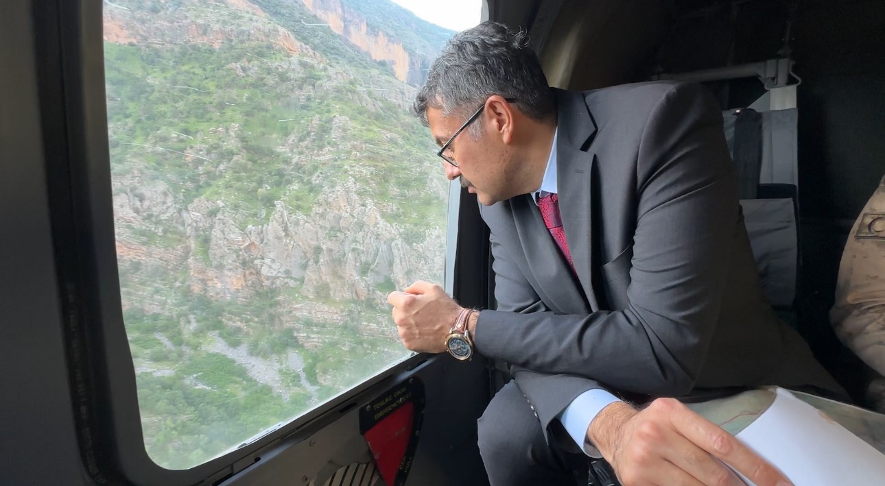 hakkari-valisi-celik-derede-kaybolan-cocugu-arama-calismalarini-havadan-inceledi