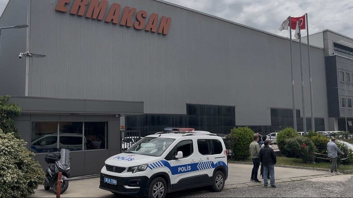 is-makinesinin-altinda-kalan-isci-hayatini-kaybetti