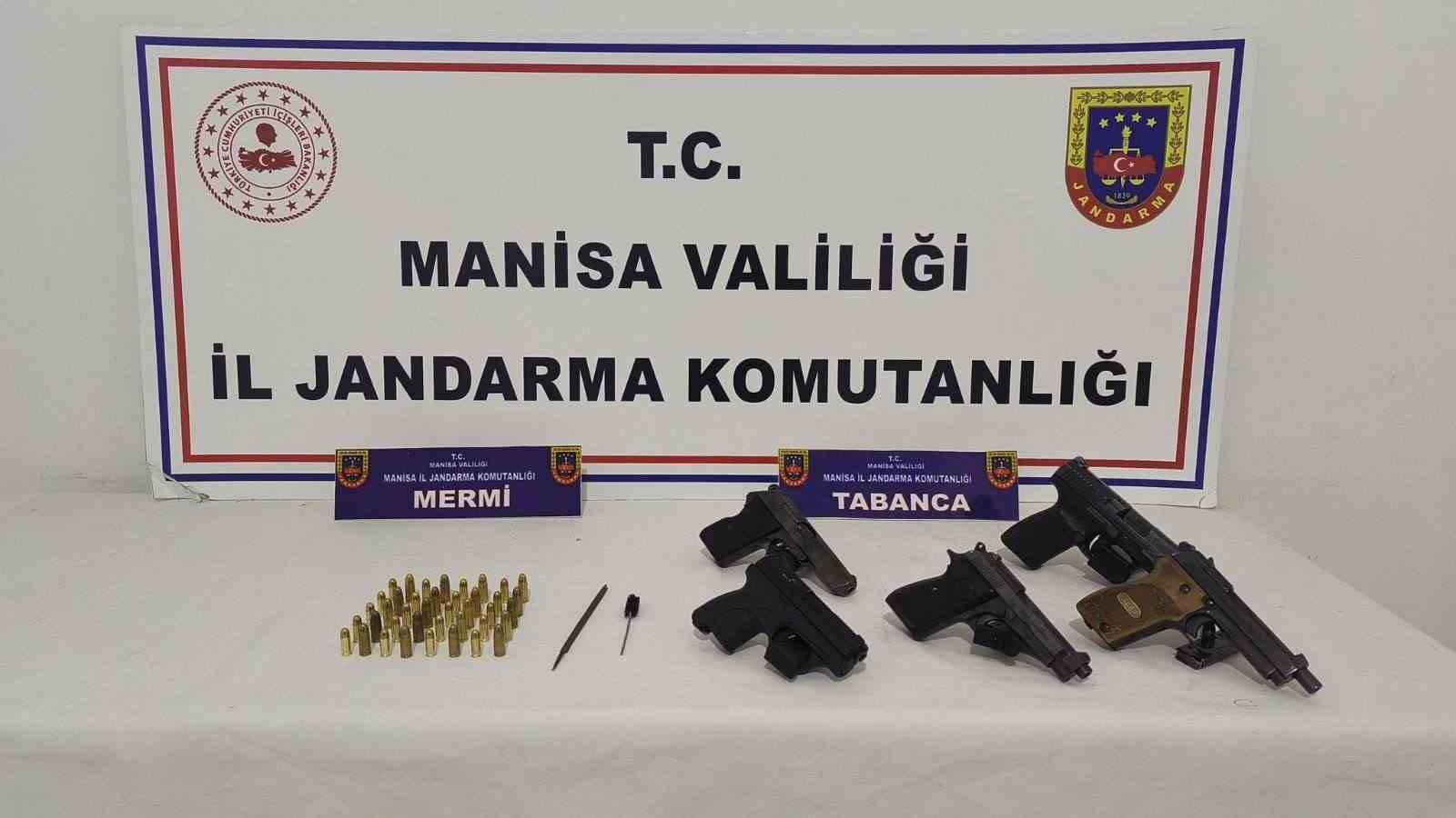isyerinde-5-ruhsatsiz-tabancayla-yakalandi