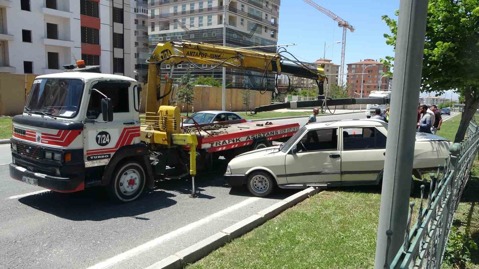 kamyonun-carptigi-otomobil-refuje-savruldu