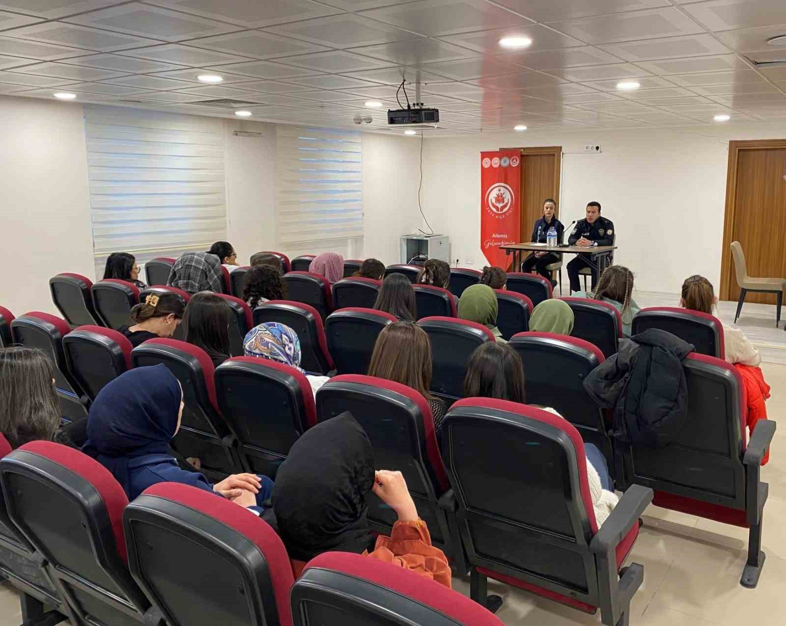 kariyer-gunleri-projesi-kapsaminda-universite-ogrencilerine-seminer-duzenlendi