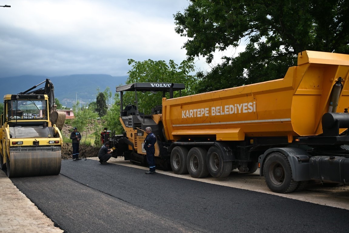 kartepede-930-ton-asfalt-serimi-gerceklestirildi