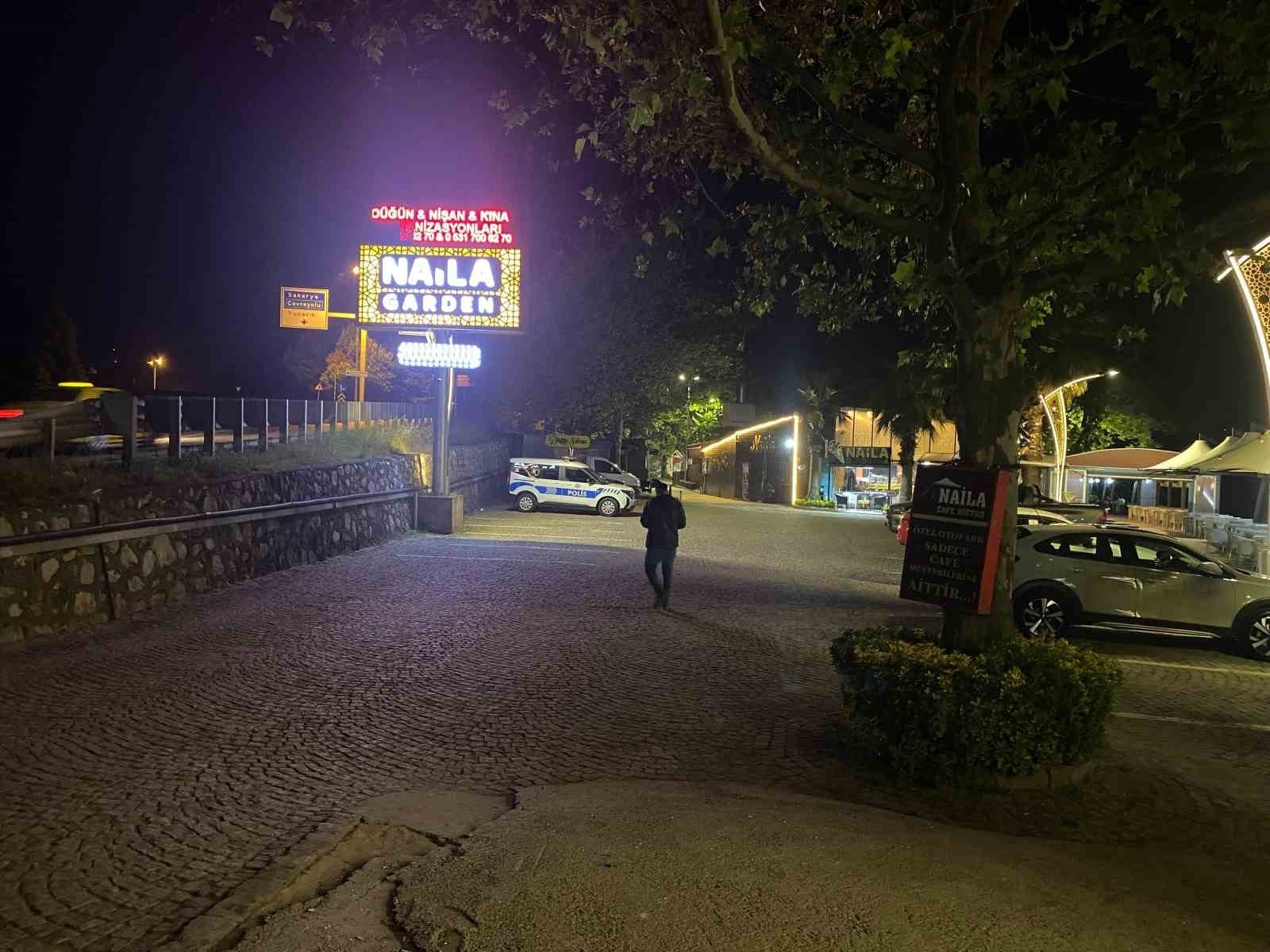 kina-gecesinde-eglenenlerin-uzerine-disko-topu-dustu-3-yarali
