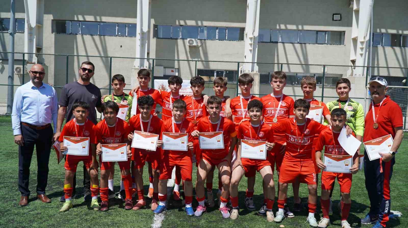 manisada-yapilan-okul-sporlari-futbol-yildizlar-turkiye-yari-finalleri-sona-erdi