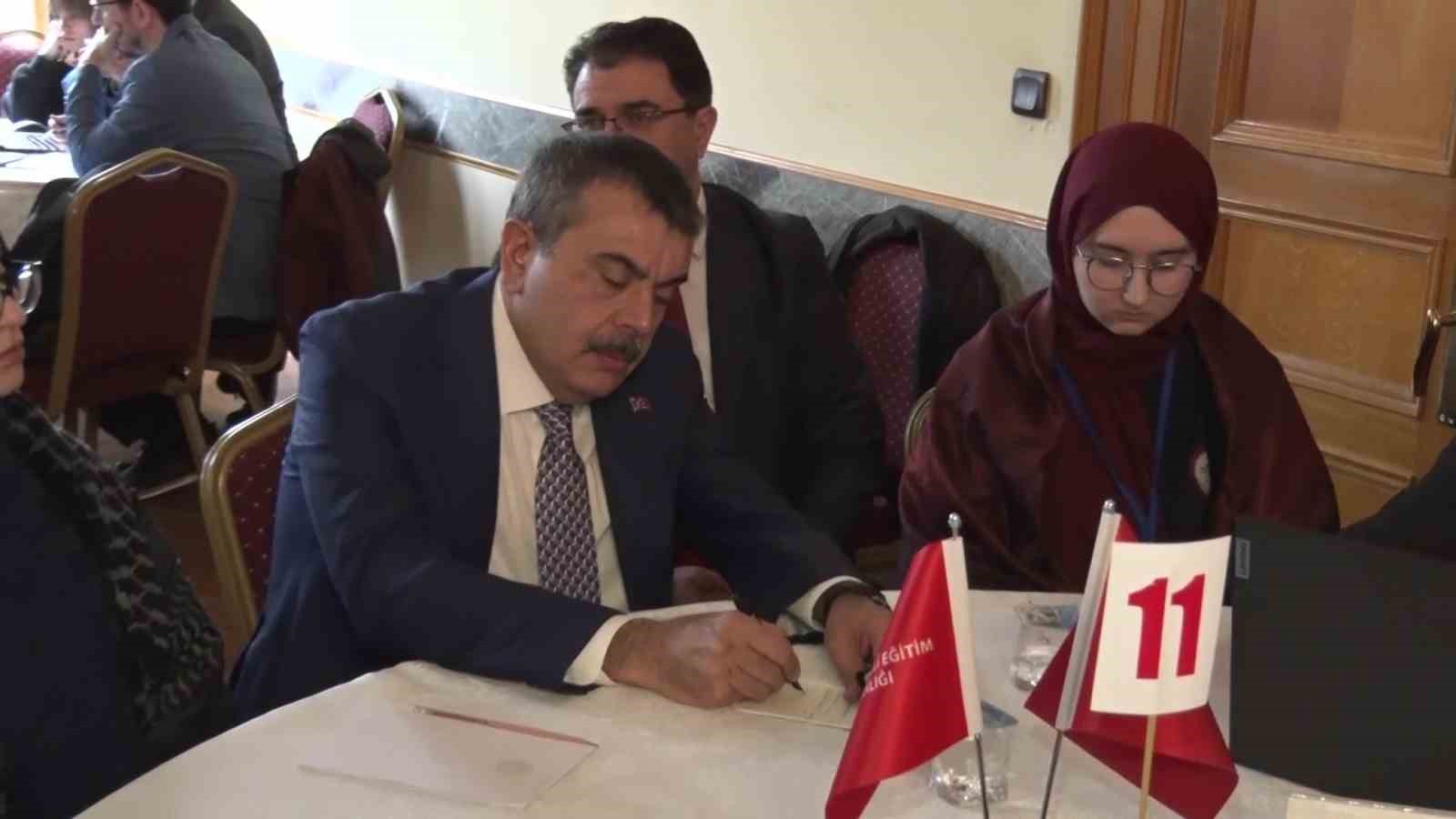 milli-egitim-bakani-tekin-ogrenci-calistayinda-genclerle-bulustu