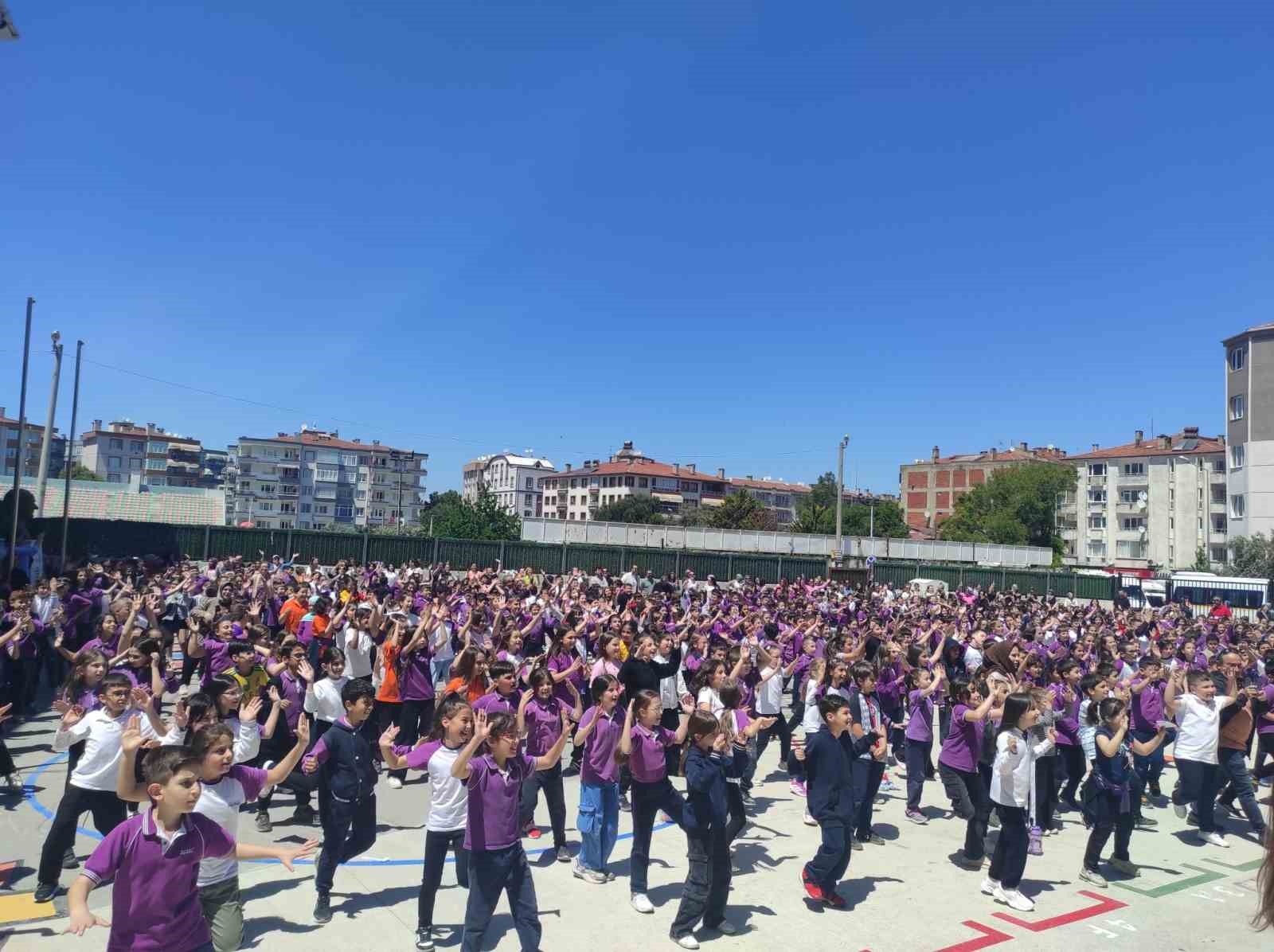 mudanyada-820-ogrenci-zumba-yapti