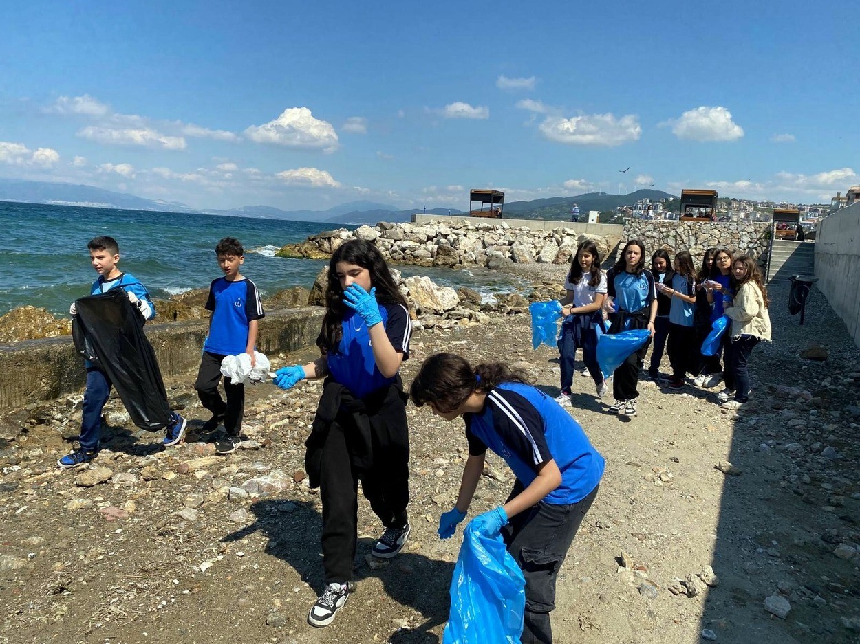 ogrencilerden-mudanya-sahillerinde-temizlik-operasyonu