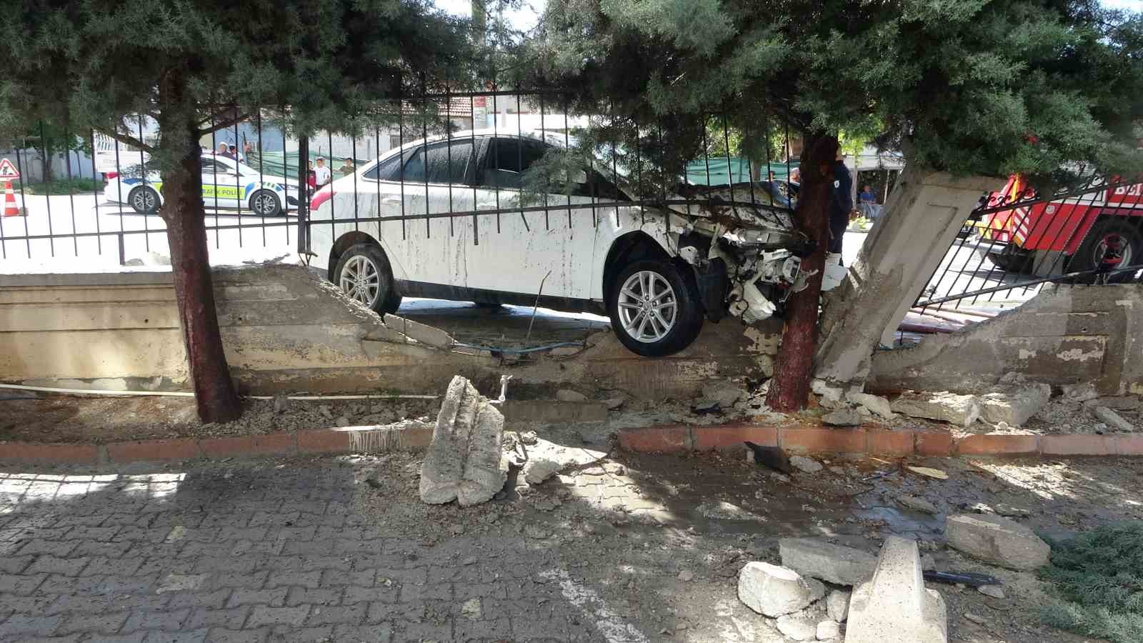 once-otomobile-sonra-duvara-carpan-arac-alev-aldi