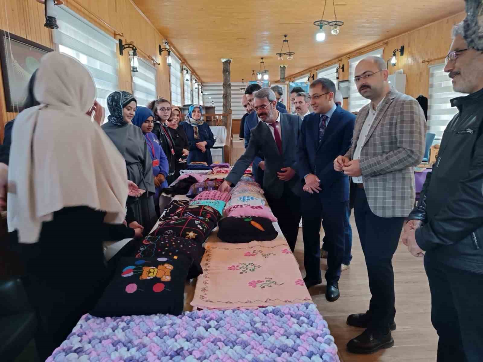 ozel-ogrencilerin-el-emekleri-begeniye-sunuldu