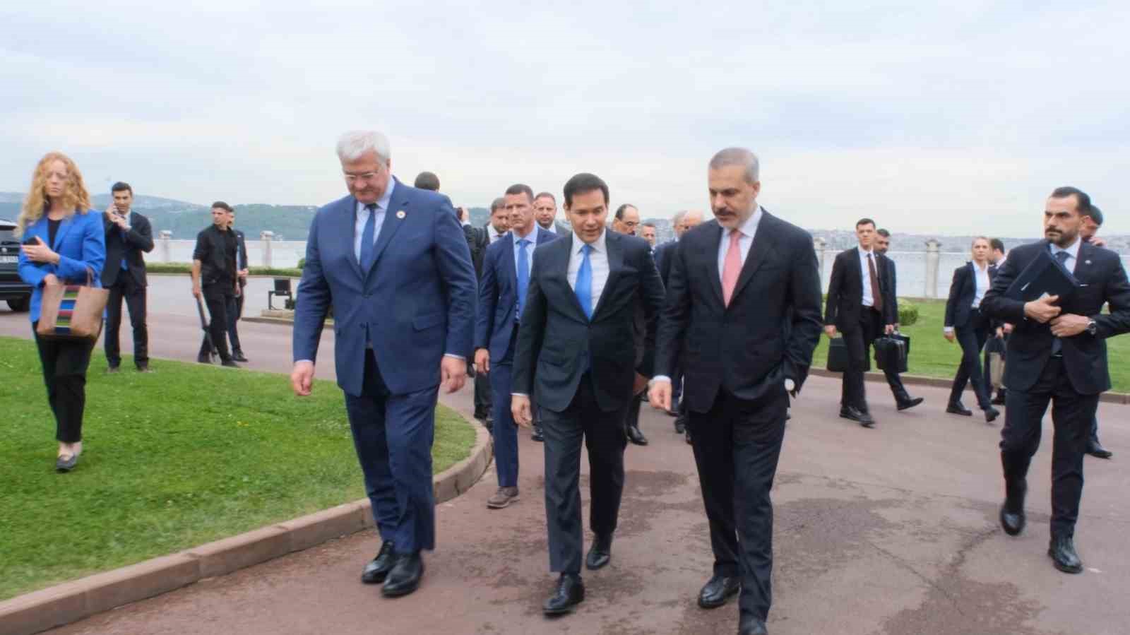 rus-heyeti-dolmabahce-cumhurbaskanligi-calisma-ofisine-giris-yapti