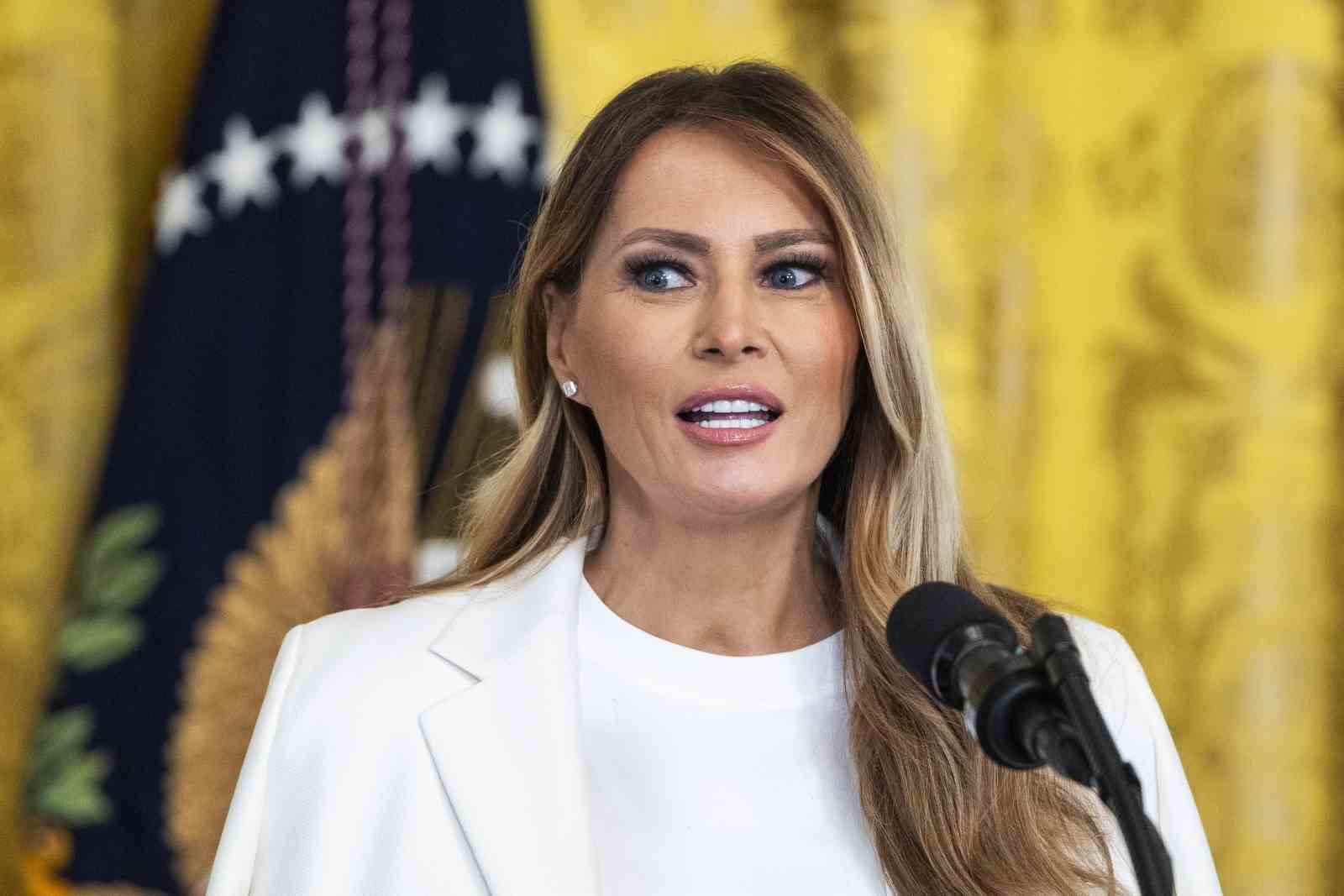 slovenyada-melania-trumpin-bronz-heykeli-calindi