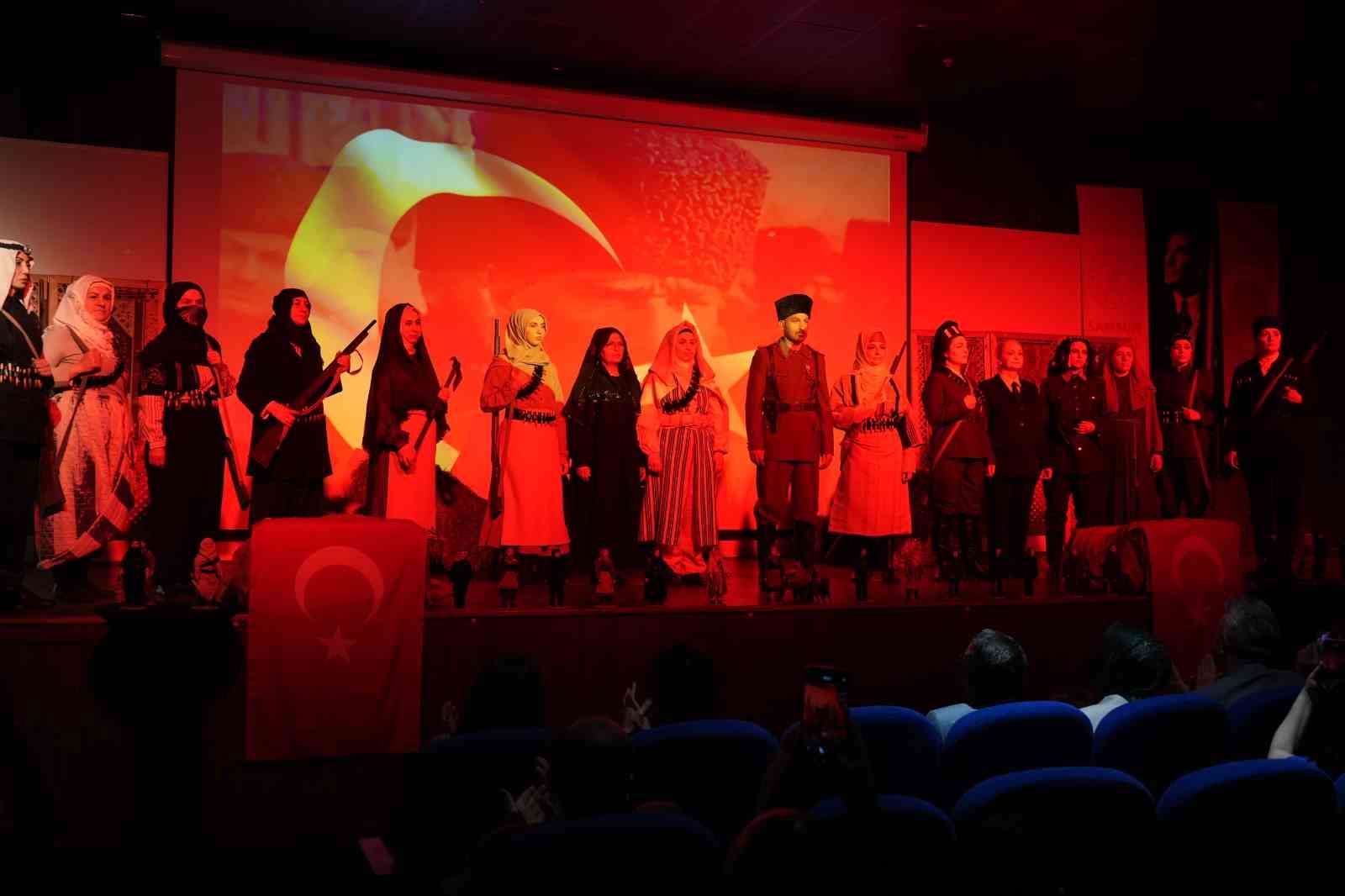tarihe-isik-tutan-defile-23-kadin-kahramanin-kiyafetleri-defilede-sergilendi