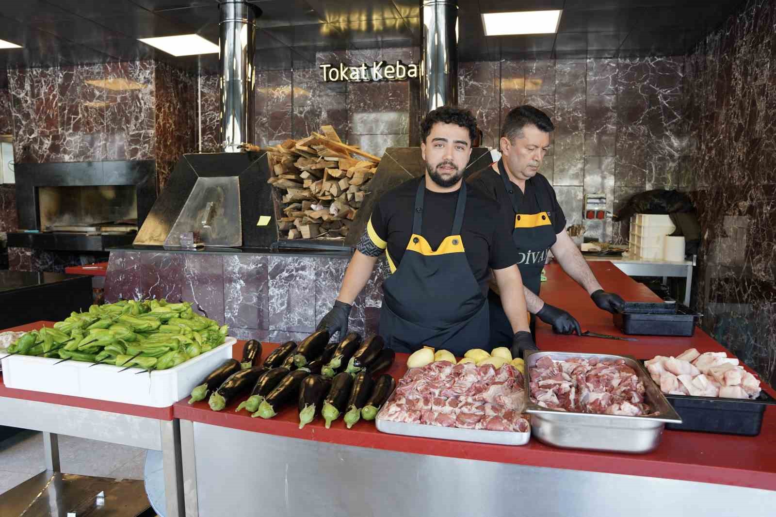 tokatlilar-ozel-ocakta-40-dakikada-pisen-tokat-kebabiyla-81-ile-meydan-okudu
