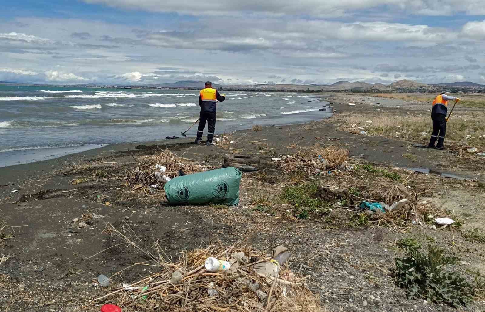 van-buyuksehir-belediyesi-inci-kefali-goc-guzergahindaki-dereleri-temizledi