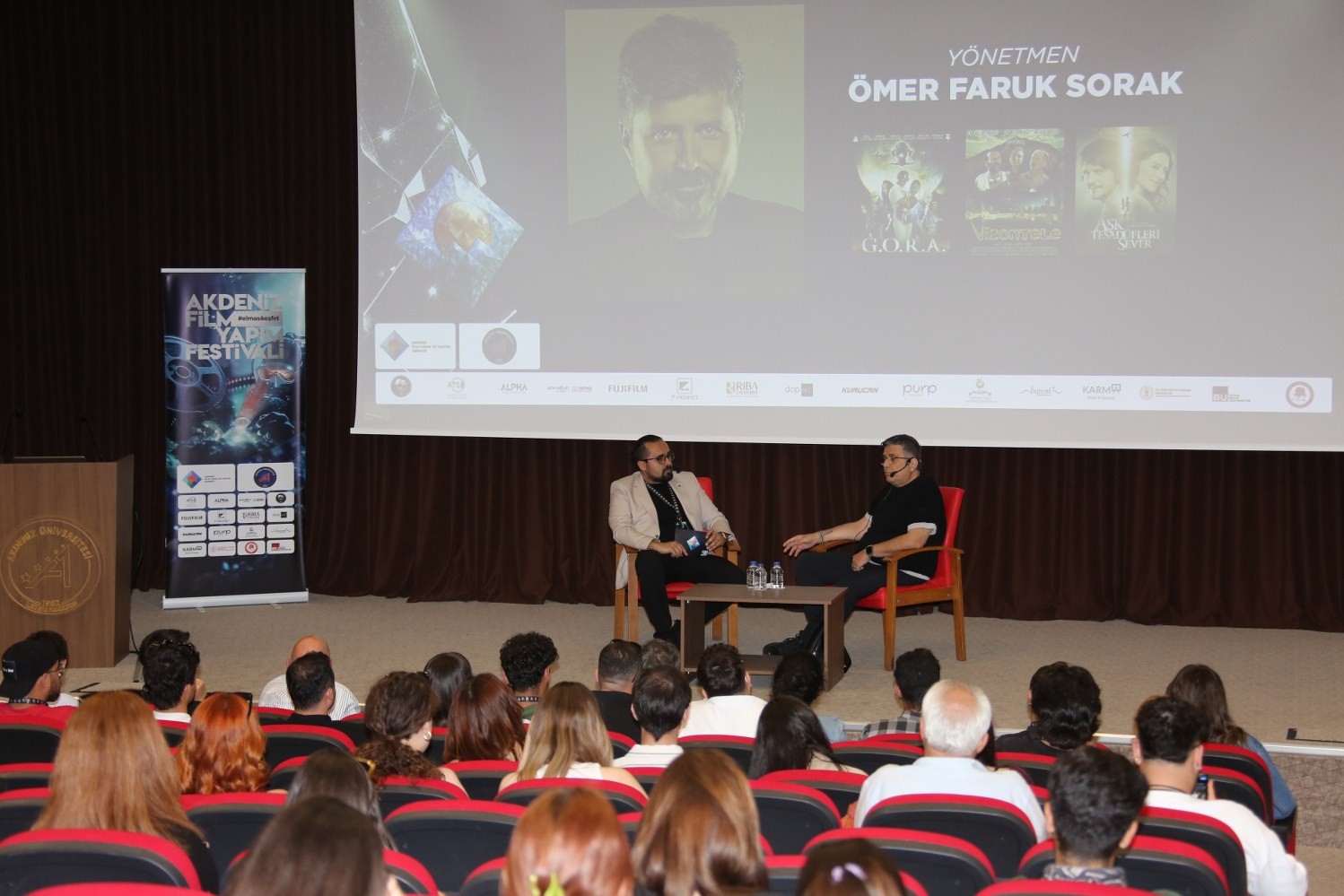 yonetmen-omer-faruk-sorak-akdeniz-universitesinde-ogrencilerle-bulustu