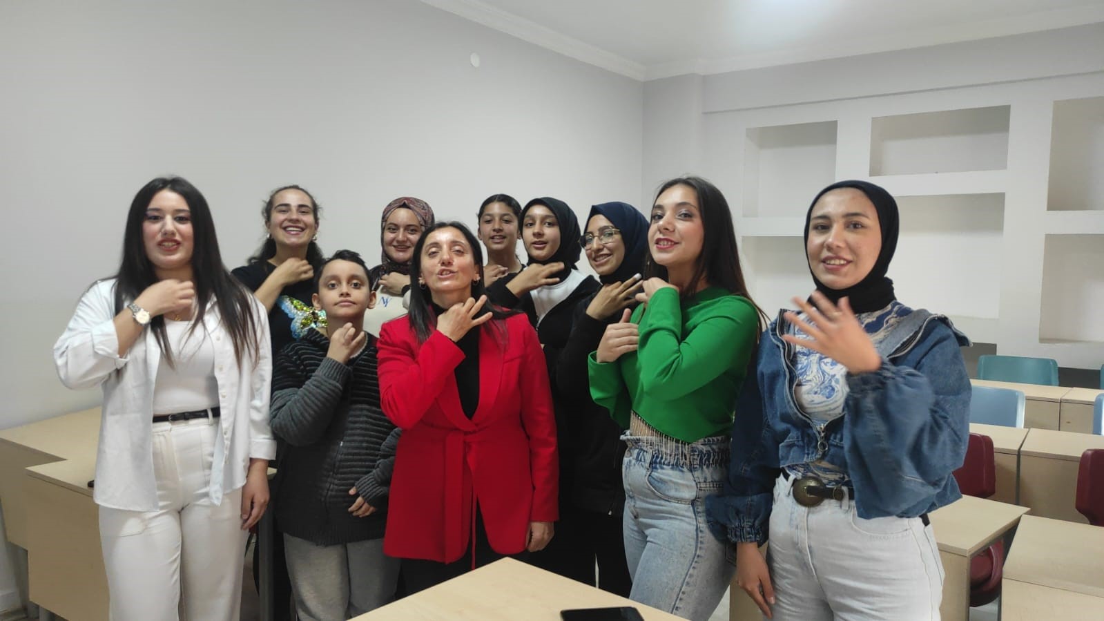 yozgatta-isaret-dili-ogrenerek-engelleri-kaldirmayi-amacliyorlar
