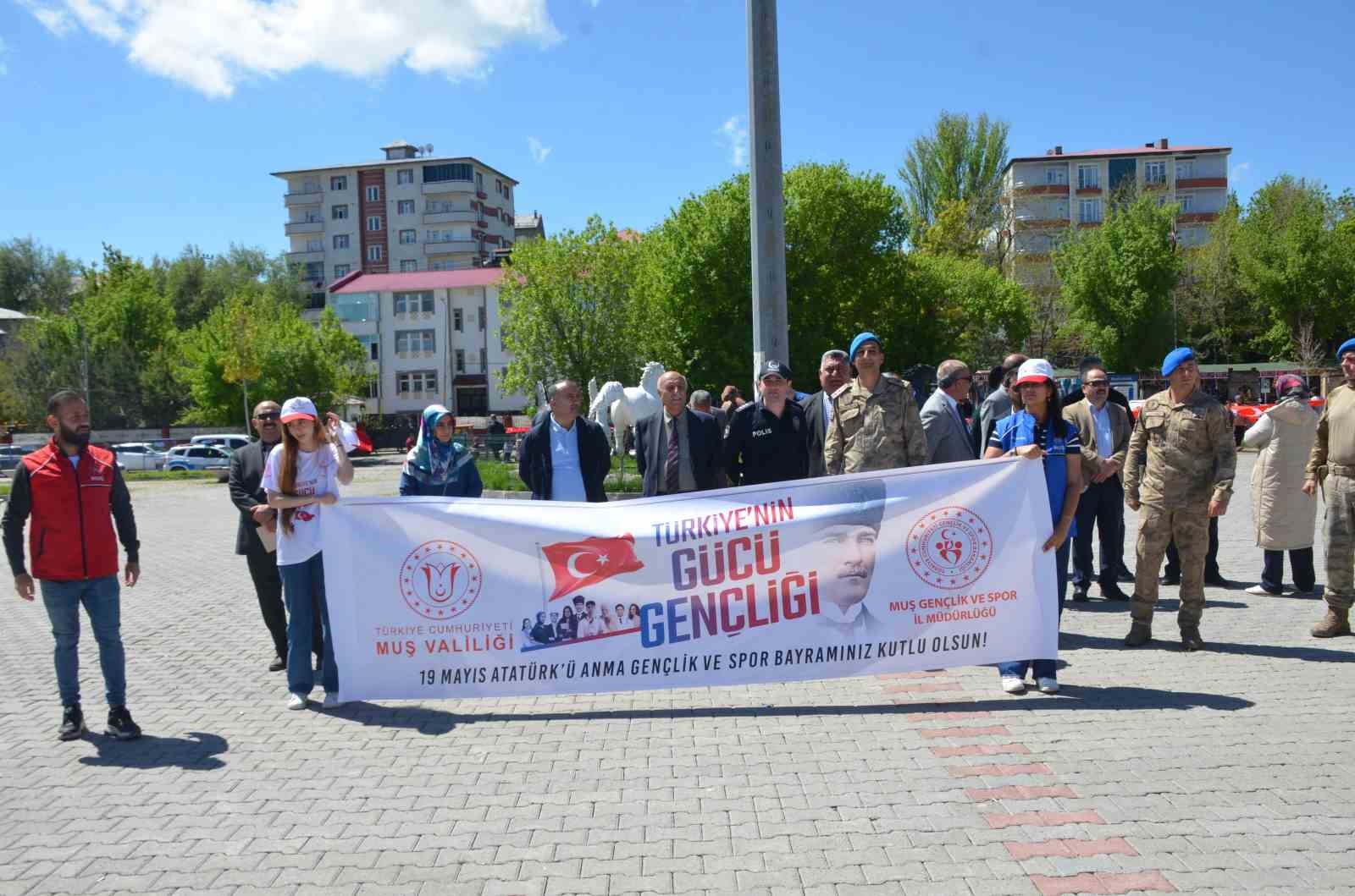 bulanikta-genclik-yuruyusu-yapildi