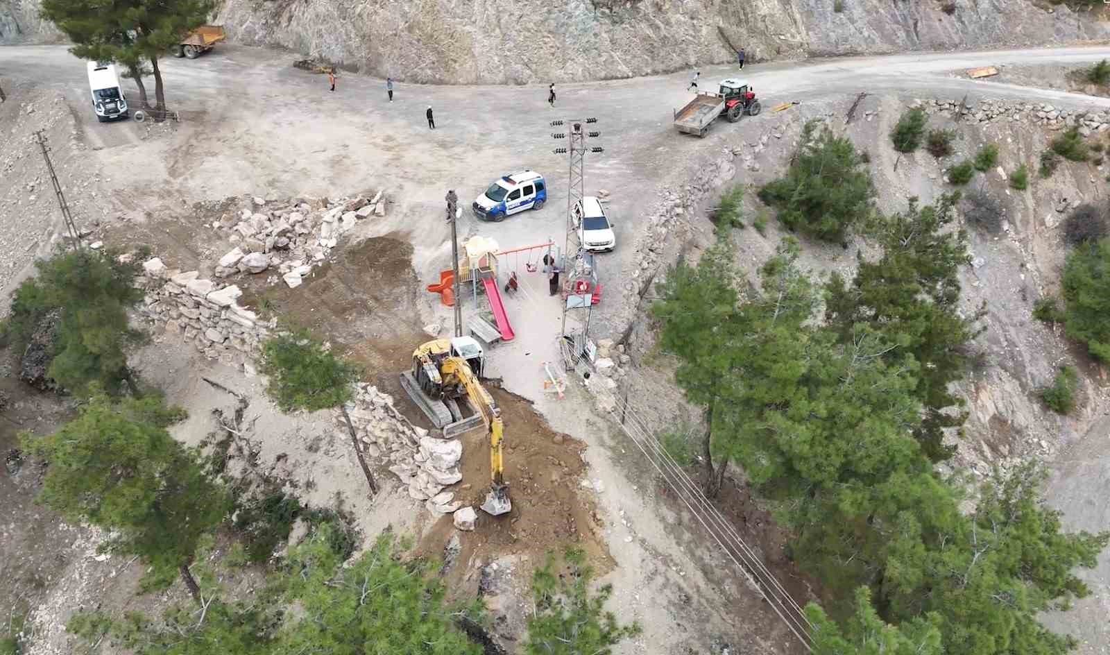 ekipler-gunlerdir-mesai-yapiyor-koylerin-yarim-asirlik-yol-sorunu-cozuluyor