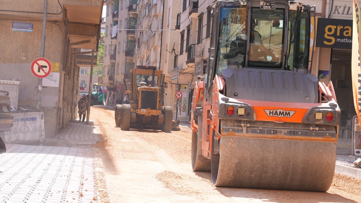 elazig-belediyesi-yeni-mahallede-asfaltlama-calismalarini-surduruyor