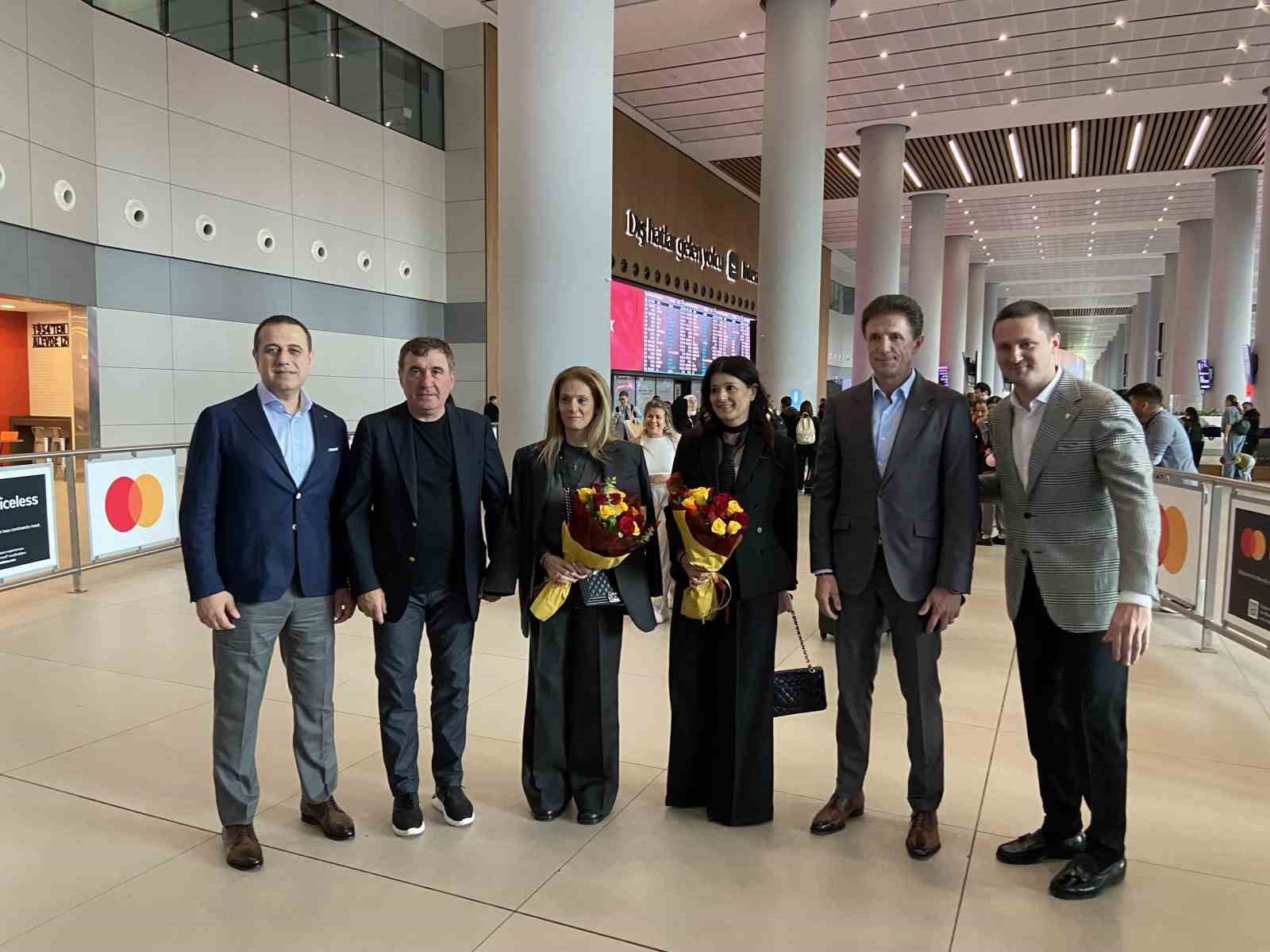 hagi-ile-popescu-istanbul-havalimaninda-ciceklerle-karsilandi