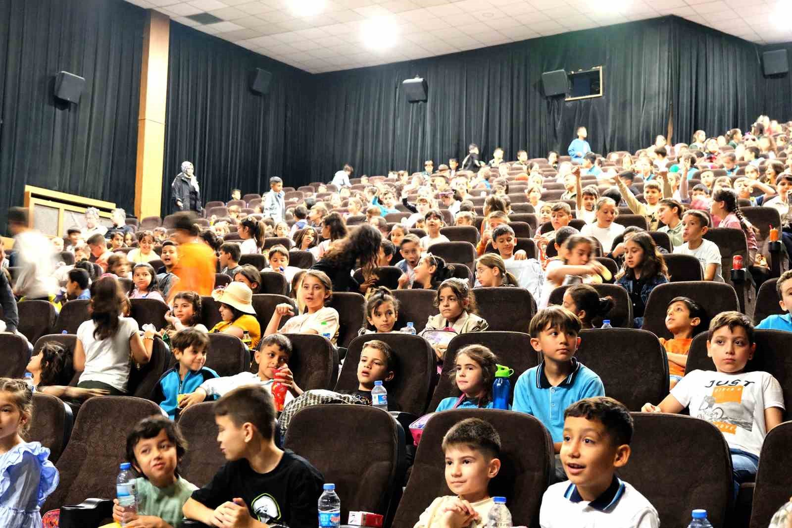 onikisubat-belediyesinden-kirsaldaki-1500-ogrenciye-sinema-hediyesi
