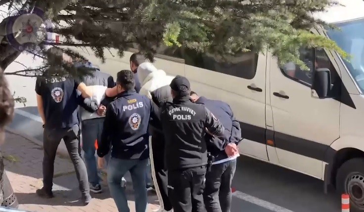 zararli-yazilim-kullanarak-156-kisiyi-3-5-milyon-dolandiran-11-kisi-yakalandi
