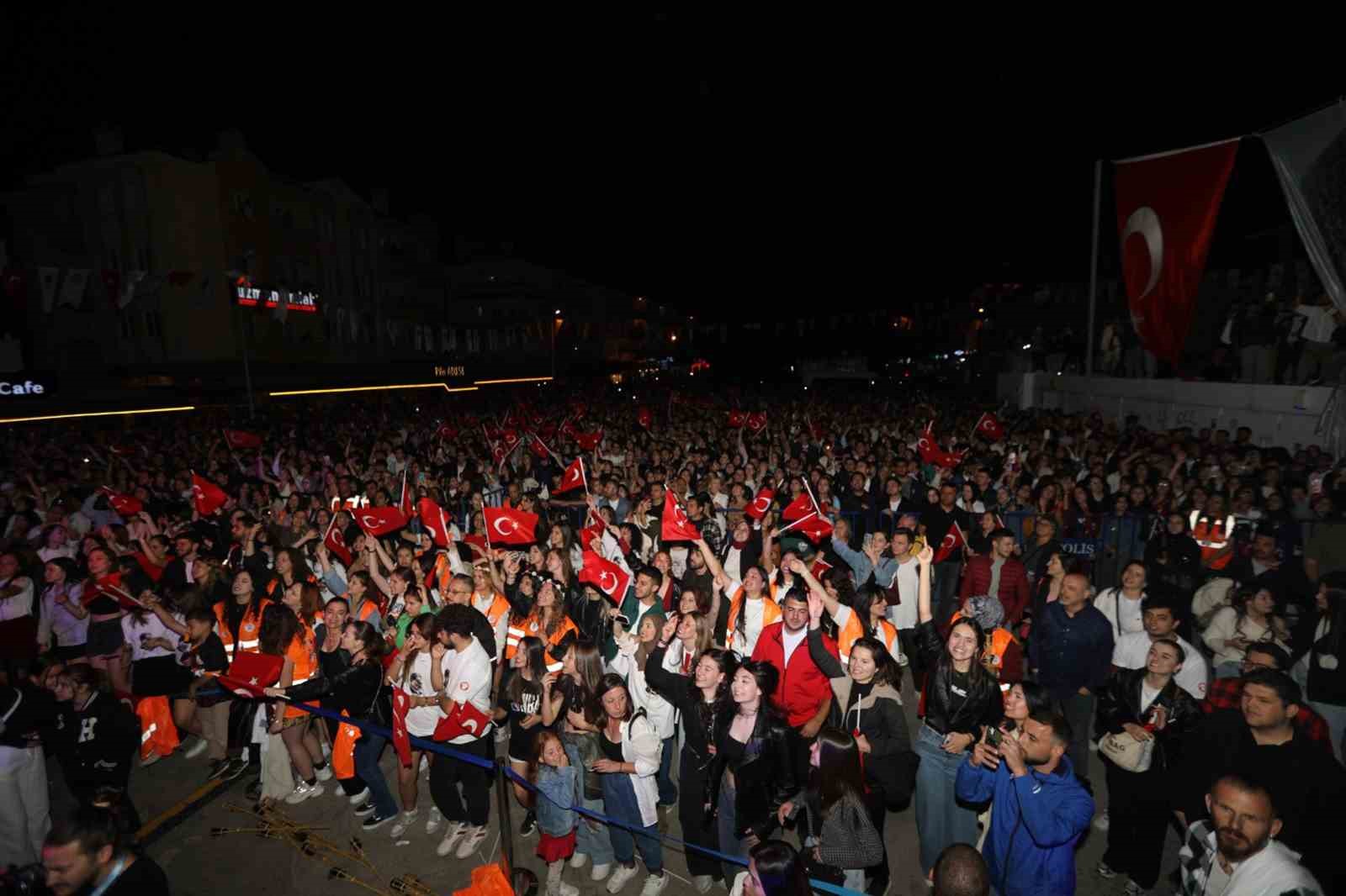 19-mayis-coskusu-buyuksehir-konserleri-ile-yasandi