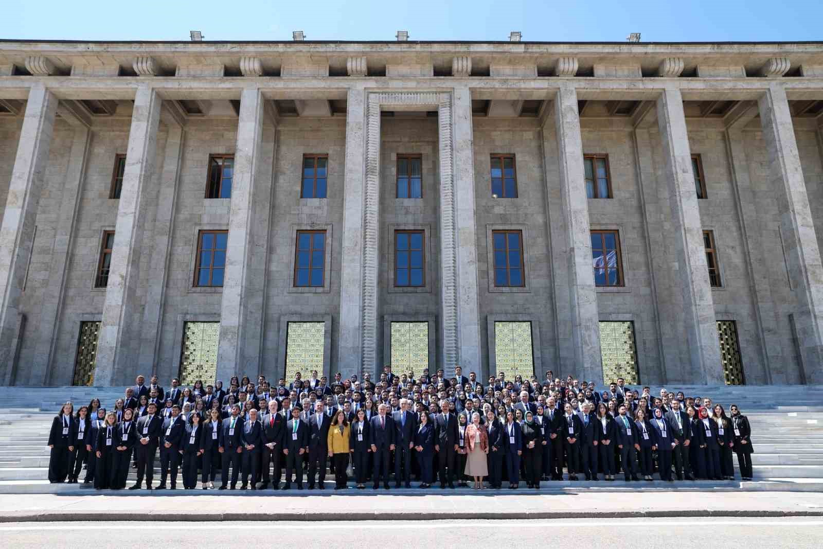 bakan-bak-temsilci-genclerle-meclisi-ziyaret-etti