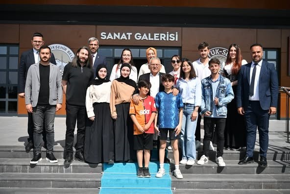baskan-buyukkilic-karma-resim-sergisinde-genclerle-bulustu