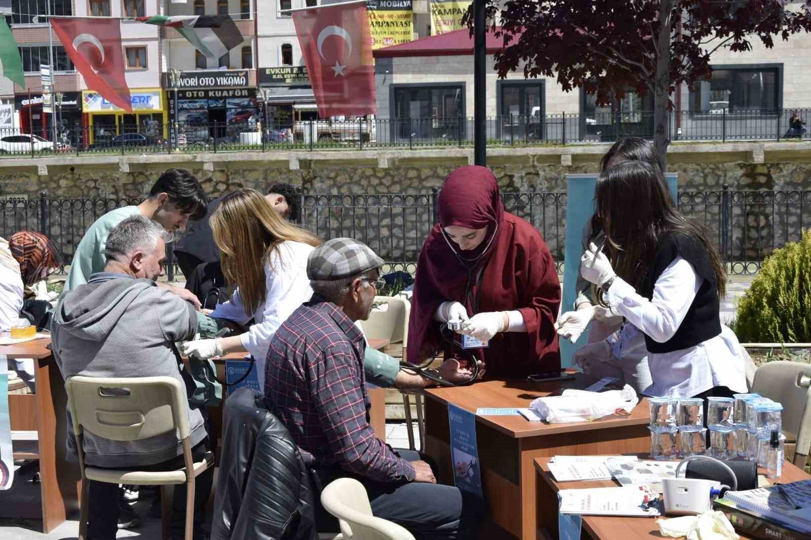 bayburtta-hipertansiyon-gunu-kapsaminda-vatandaslarin-tansiyonlari-olculdu