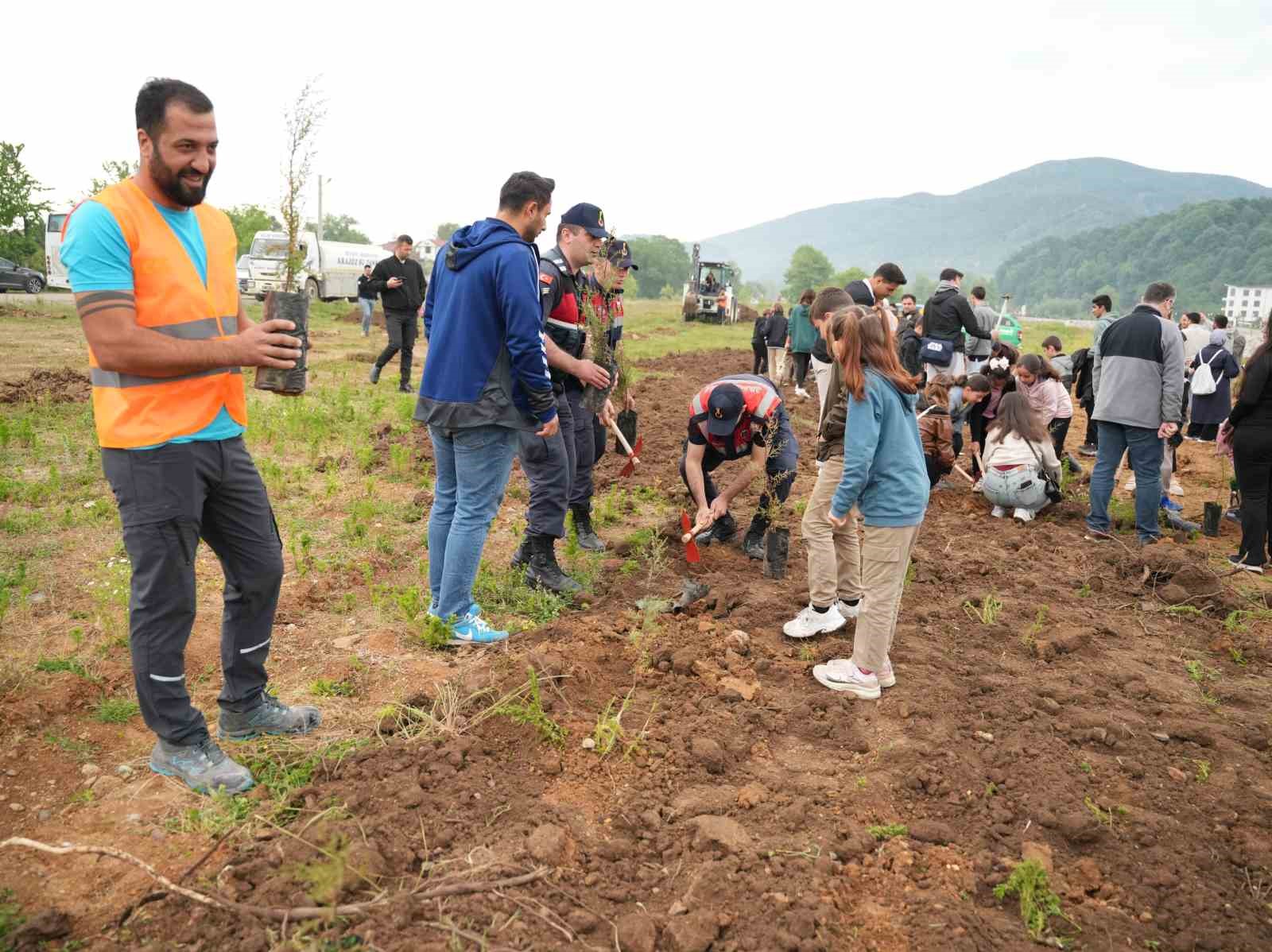 dunya-iklim-gununde-fidan-diktiler