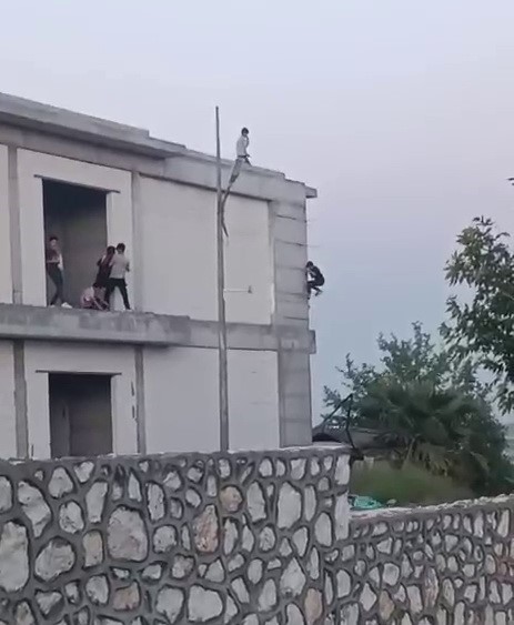insaata-tirmanarak-canlarini-hice-saydilar