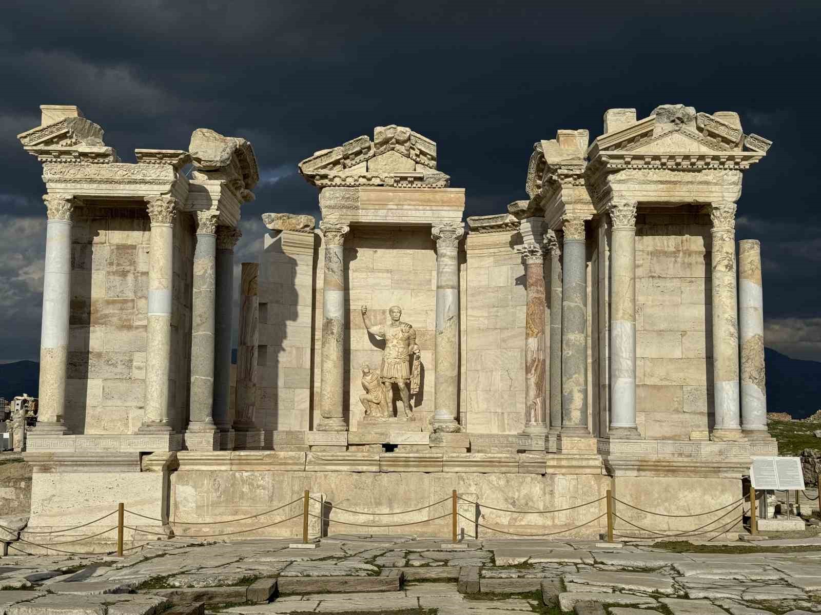 is-bankasindan-laodikeia-ve-tripolis-antik-kenti-kazilarina-5-yillik-destek