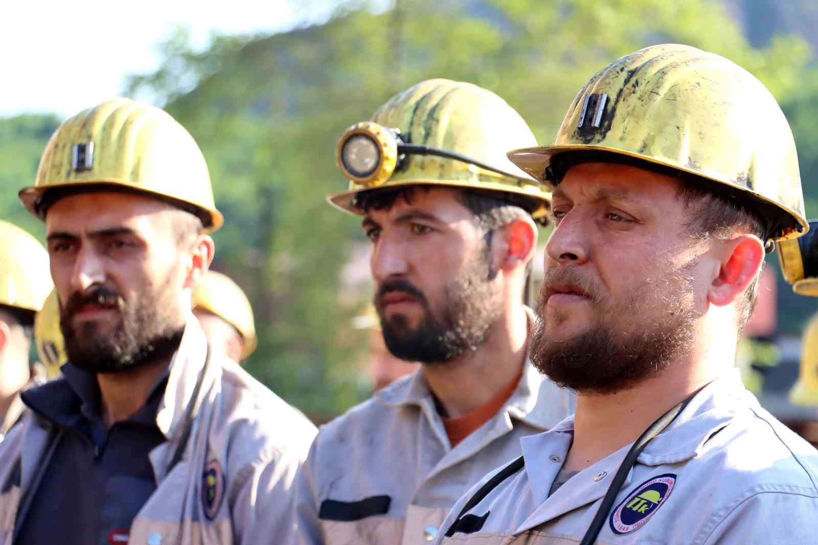 karadonda-hayatini-kaybeden-30-madenci-15-yildonumunde-dualarla-anildi