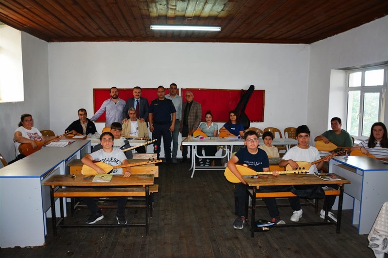 kaymakam-odabastan-tahtakuslarda-baglama-kursuna-ziyaret